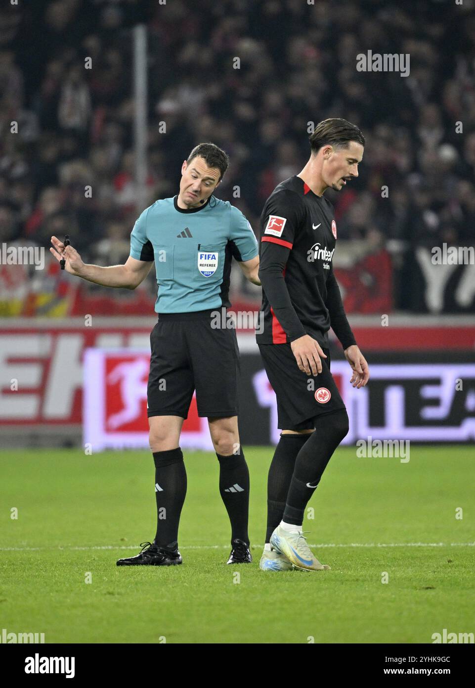 Schiedsrichter Felix Zwayer und Robin Koch Eintracht Frankfurt SGE (04) Gestensture MHPArena, MHP Arena Stuttgart, Baden-Württemberg, Deutschland, E Stockfoto