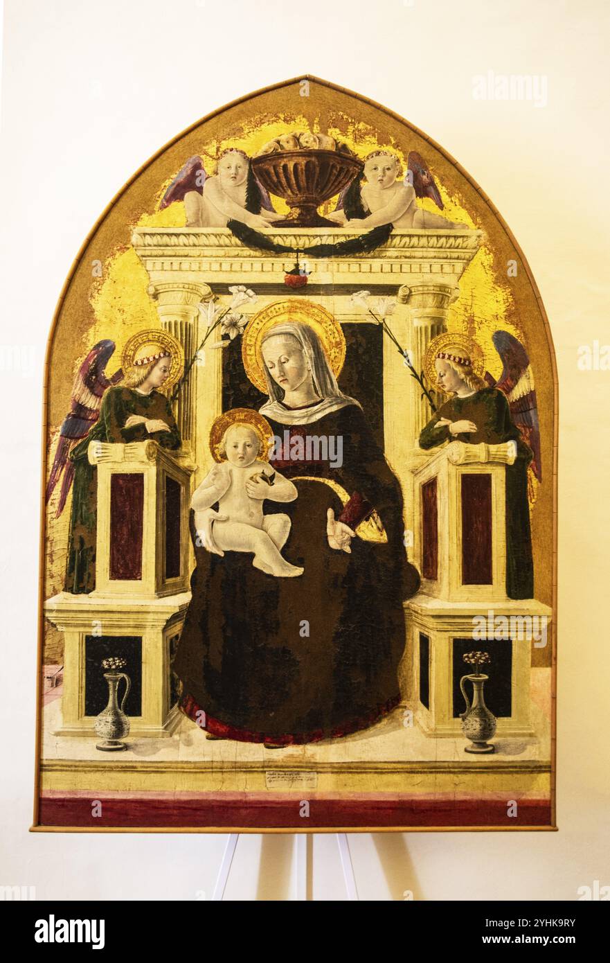 Madonna und Kind mit Winkeln von Giovanni Angelo di Antonio da Camerino, Gemälde im Herzoglichen Palast, Altstadt, UNESCO-Weltkulturerbe, Urbino, März Stockfoto