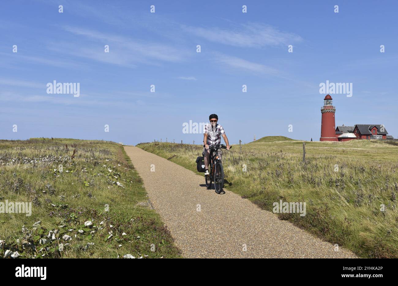 Mann, Senior mit Fahrrad am Leuchtturm Bovbjerg in Dänemark Stockfoto