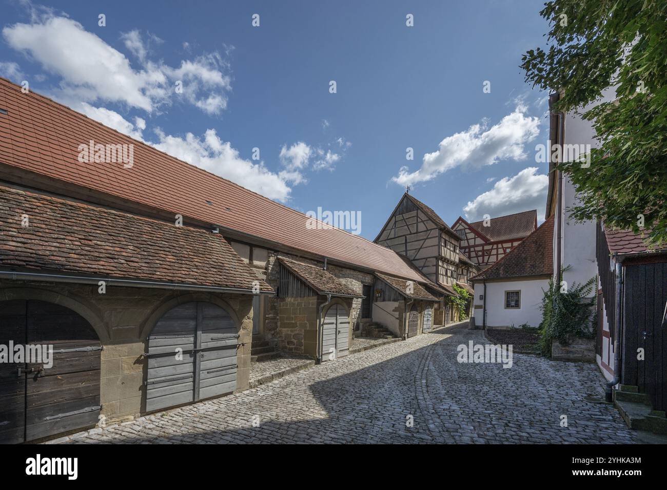 Innenhof mit ehemaligen sogenannten Kirchenarkaden, Scheunen in der historischen Festungskirche, Huettenheim, Niederfranken, Bayern, Deutschland, Europa Stockfoto