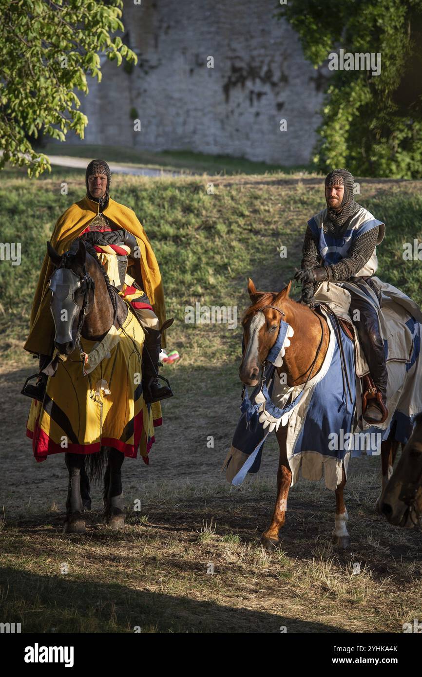 Ritterdarsteller auf Pferden, Teilnehmer, Mittelalterwoche, Hansestadt Visby, UNESCO-Weltkulturerbe, Gotland Island, Schweden, Europa Stockfoto
