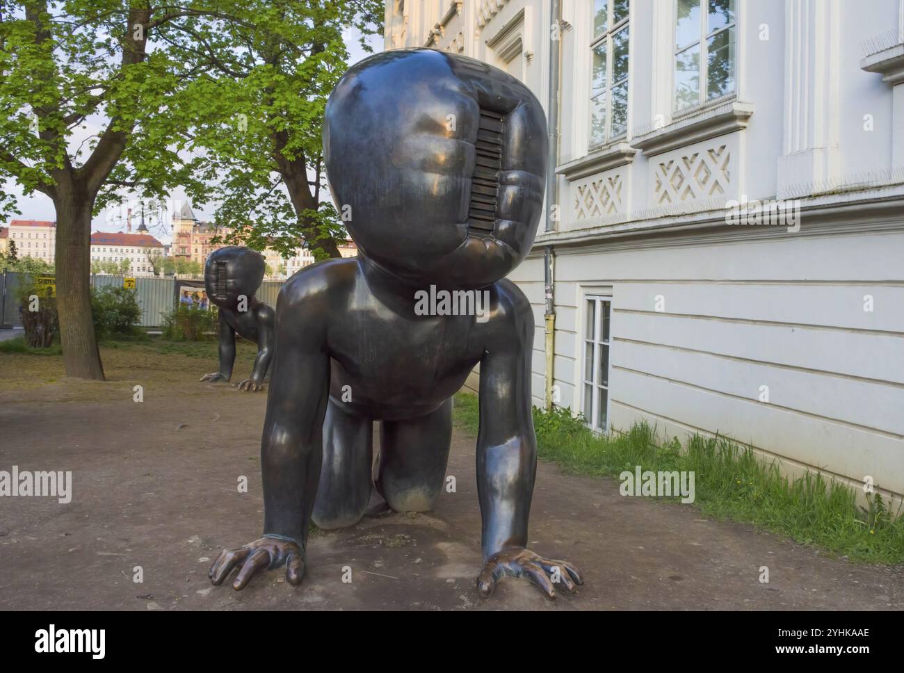 Prag, Tschechische Republik-29.04.2023: Kinderskulptur des umstrittenen tschechischen Bildhauers David Cerny im Museum für Moderne Kunst im Kampa Park Stockfoto