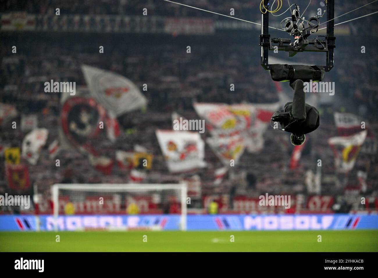 Spidercam, Seilkamera, Spezialkamera für Vogelperspektive in Stadien, hinter Cannstatter Kurve, VfB Stuttgart, Fanblock, Fans, Fächerkurve, Flags, fl Stockfoto