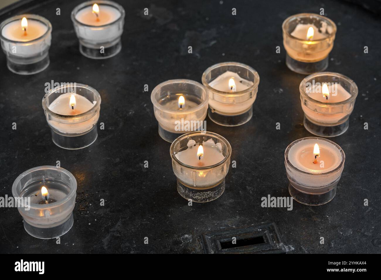 Opferkerzen in der Pfarrkirche St. Alexander, Ofterschwang, Allgaeu, Bayern, Deutschland, Europa Stockfoto