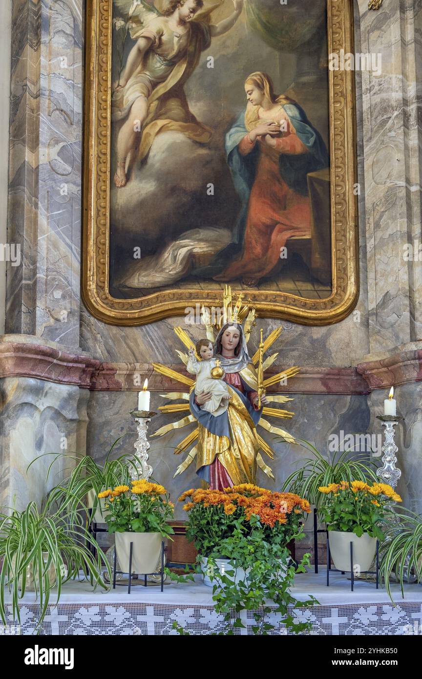 Seitenaltar mit Porträt der Jungfrau Maria, Pfarrkirche St. Alexander, Ofterschwang, Allgaeu, Bayern, Deutschland, Europa Stockfoto