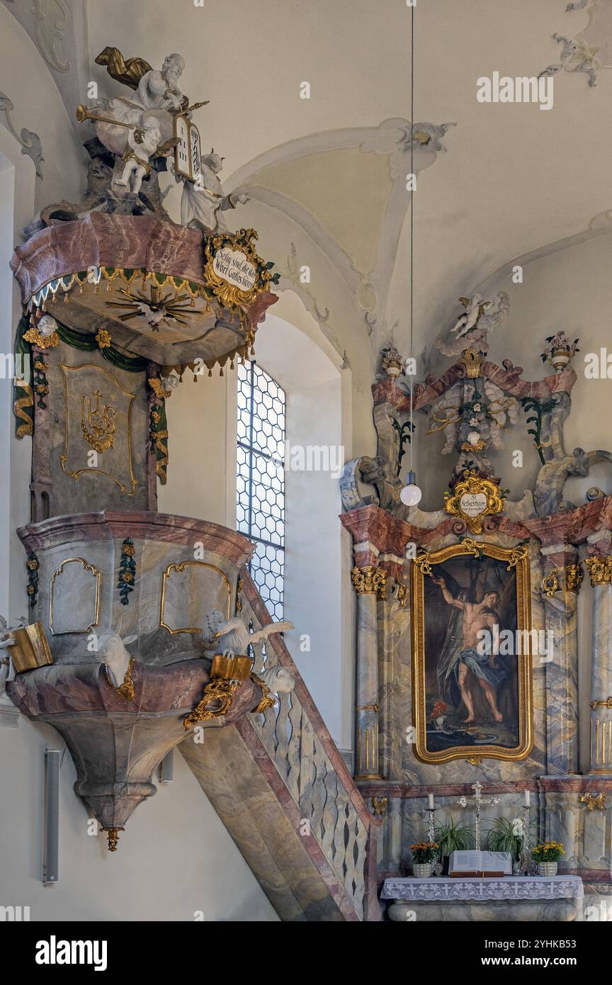 Kanzel und Seitenaltar, Pfarrkirche St. Alexander, Ofterschwang, Allgaeu, Bayern, Deutschland, Europa Stockfoto