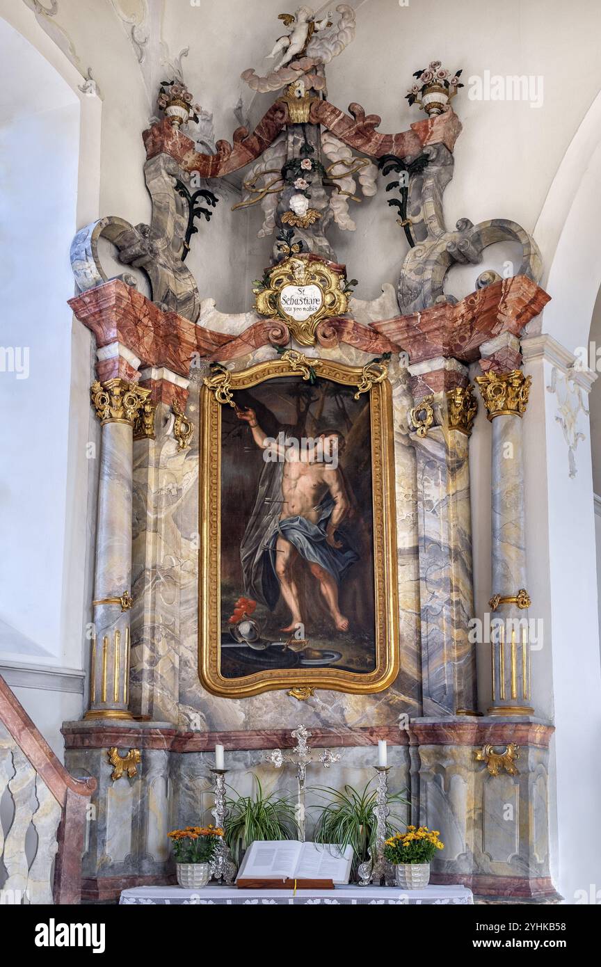 Seitenaltar mit Porträt des hl. Sebastian, Pfarrkirche St. Alexander, Ofterschwang, Allgaeu, Bayern, Deutschland, Europa Stockfoto