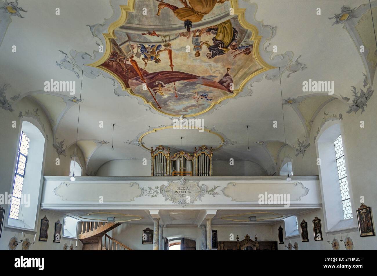 Orgelloft und Deckenfresko, Pfarrkirche zum Heiligen Alexander, Ofterschwang, Allgaeu, Bayern, Deutschland, Europa Stockfoto