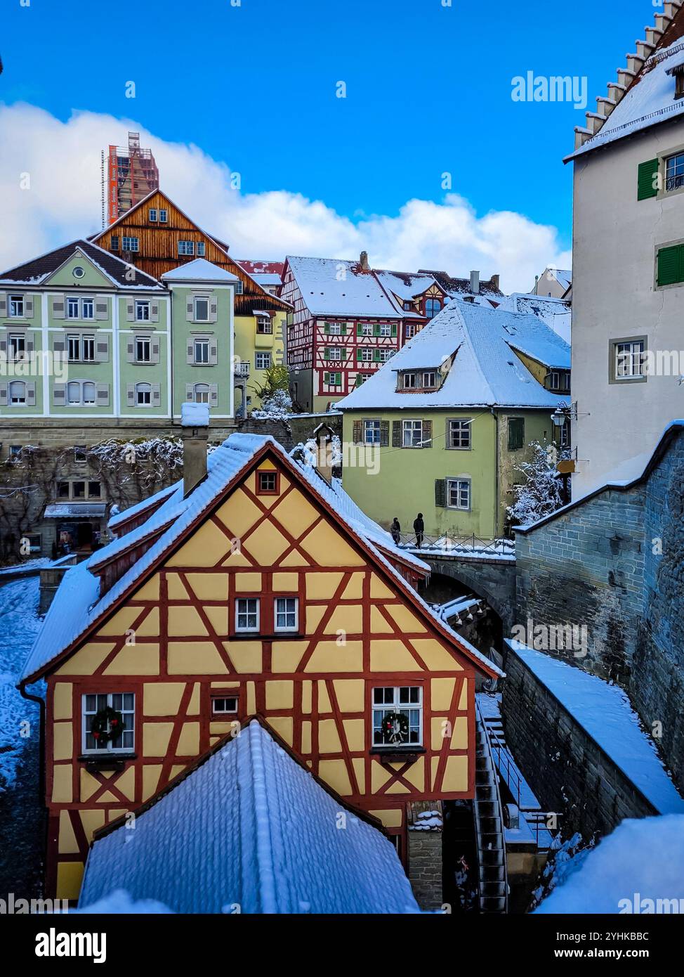 Ein wunderbarer Blick auf die morgendliche Meersburg mit bunten und Fachwerkhäusern, bedeckt mit frischem weißem Schnee. An den Fassaden von Häusern - Stockfoto