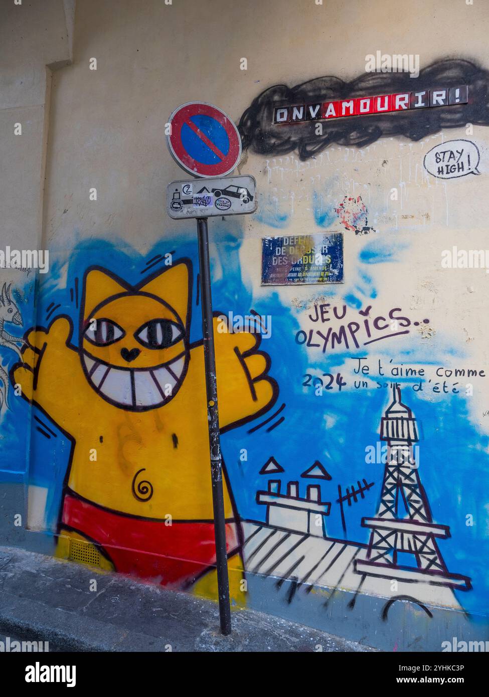 Paris Street Art with Yellow Cat, anlässlich der Olympischen Spiele in Paris, Montmartre, Paris, Frankreich, Europa, EU. Stockfoto