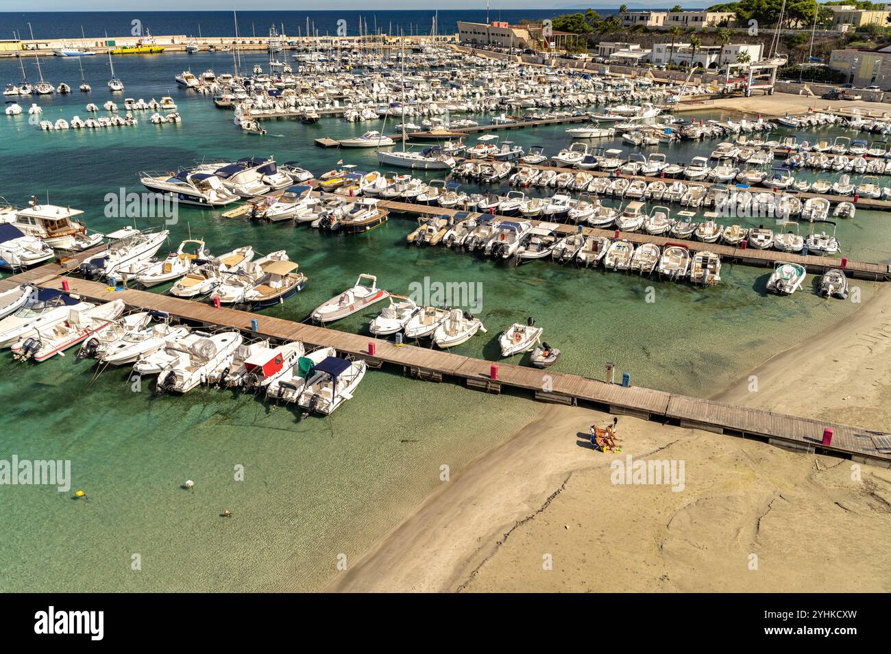 Strand und Marina in Otranto, Apulien, Italien, Europa | Strand und Marina in Otranto, Italien, Europa Stockfoto