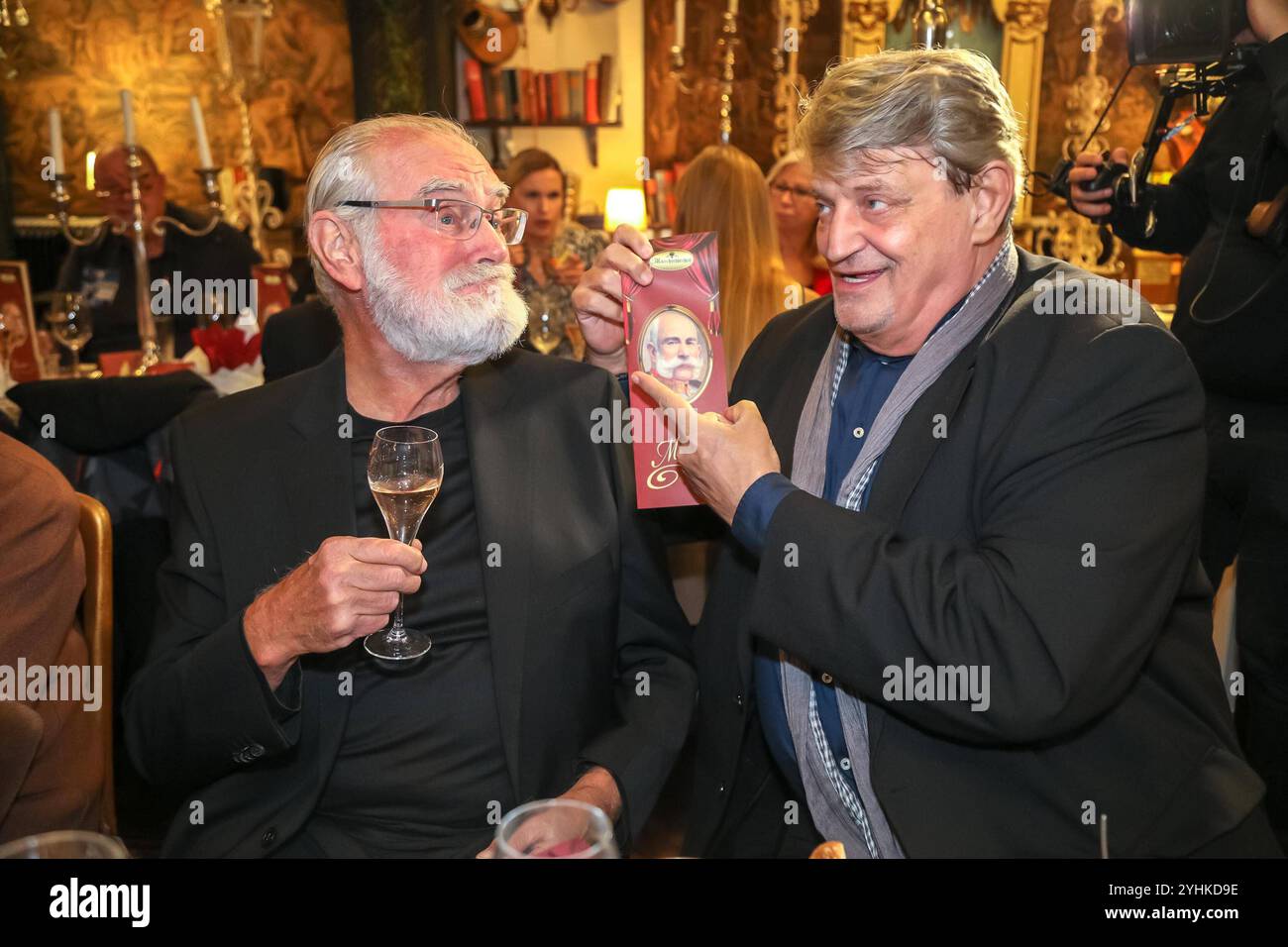 11.11.2024, Marchfelderhof/Deutsch-Wagram, Verleihung der EISERNEN RAMPENSAU 2024, die NEUE BÜHNE WIEN lädt zur Auszeichnung im Bild: Wolfgang PAMPEL, Dieter Chmelar, Verleihung der EISERNEN RAMPENSAU 2024 *** 11 11 2024, Marchfelderhof Deutsch Wagram, Präsentation der EISERNE RAMPENSAU 2024, NEUE BÜHNE WIEN lädt Sie zur Preisverleihung im Bild Wolfgang PAMPEL, Dieter CHAMPEL, Präsentation der EISMELAR 2024 Stockfoto