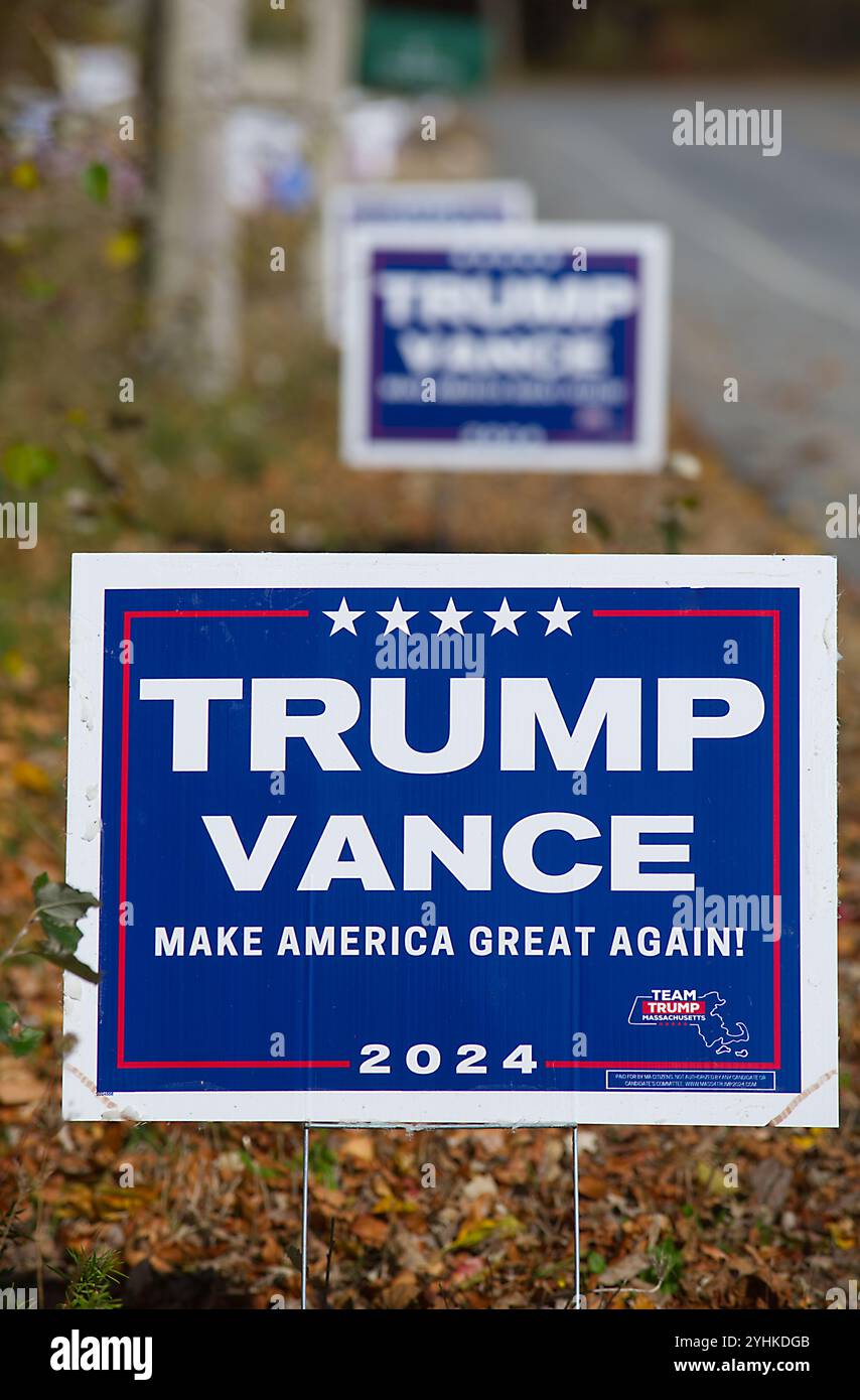 Politische Beschilderung am Straßenrand in West Dennis, Massachusetts am Cape Cod Stockfoto