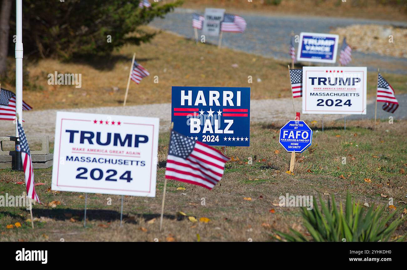 Politische Beschilderung am Straßenrand in West Dennis, Massachusetts am Cape Cod Stockfoto
