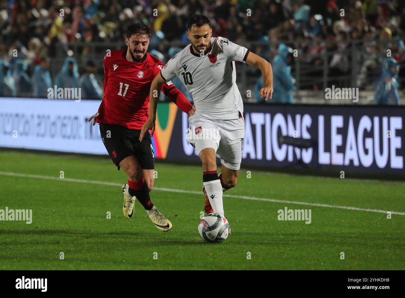 Nedim Bajrami aus Albanien rennt vor Otar Kiteishvili aus Georgien während des Spiels der UEFA Nations League zwischen Georgien und Albanien bei Mikheil Me weg Stockfoto