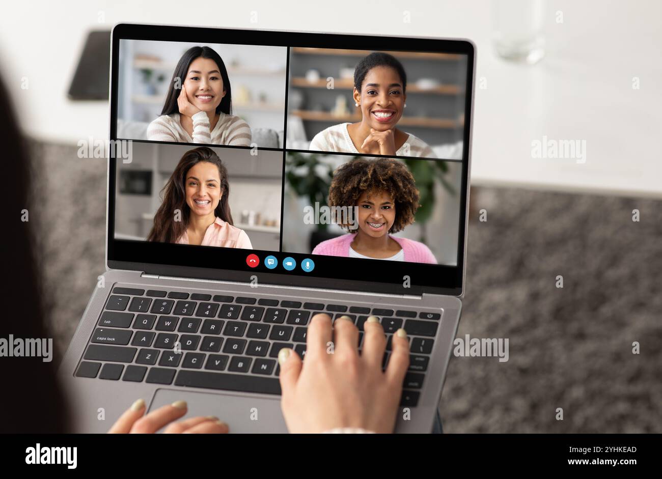 Frauen, die tagsüber an einem virtuellen Meeting auf einem Laptop teilnahmen Stockfoto