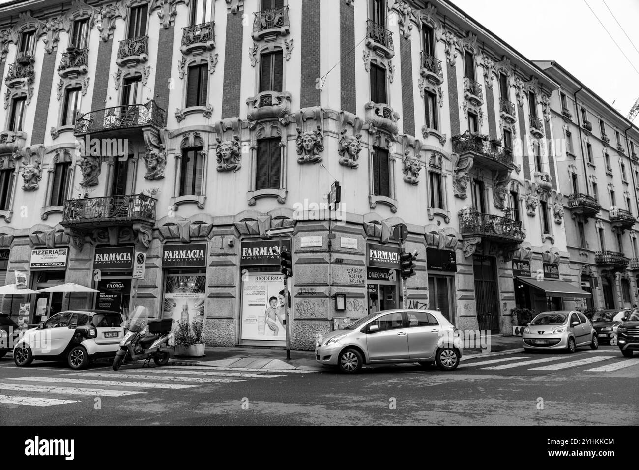 Mailand, Italien - März 30: Typische italienische Gebäude und Blick auf die Straße in Mailand, der Hauptstadt von Lombard, Region Italien. Stockfoto