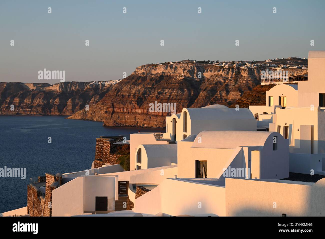 In Griechenland ist die Stadt Fira auf der Insel Santorin in der Ägäis mit ihren weißen Häusern und ihren vulkanischen Klippen sehr malerisch. Stockfoto