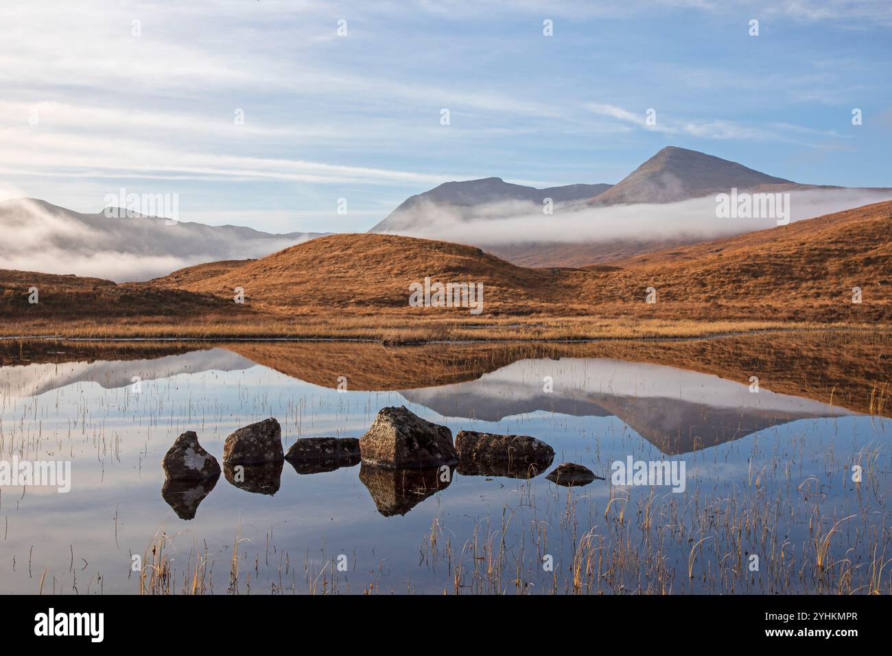 Lochaber, Scottish Highlands, Schottland. 12. November 2024. Niedrige Wolken auf den Bergen am Rannoch Moor und eine halbe Meile entlang der Straße eine Inversion über Loch Tulla. Temperatur 7 Grad Celsius am Nachmittag nach einem kühlen Start bei etwa 1 Grad Celsius. Quelle: Archwhite/Alamy Live News. Stockfoto