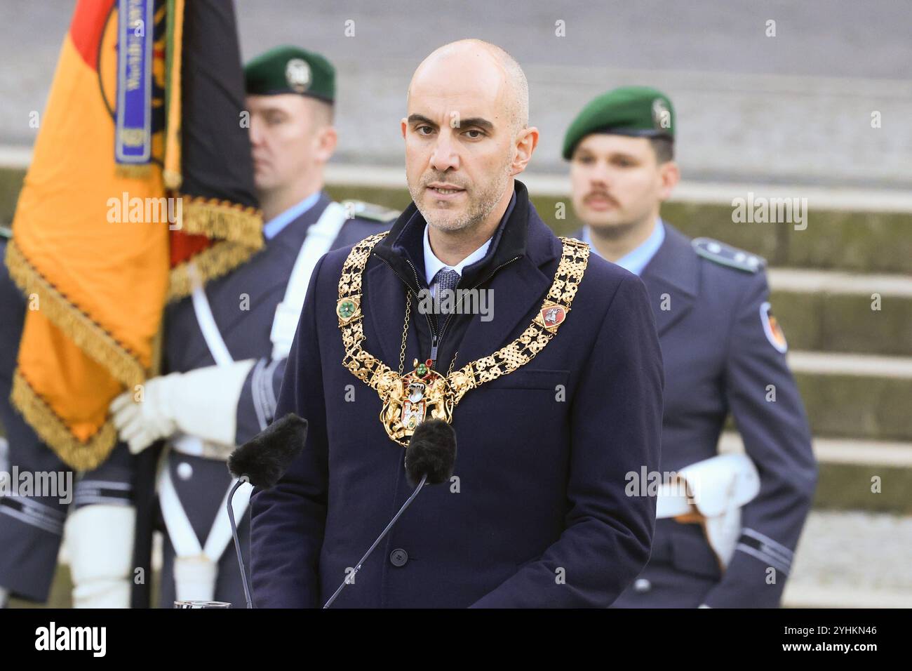 Niedersachsen, Hannover, Gelöbnis von Bundeswehr Rekruten vor dem Neuen Rathaus, Bundeswehr, Soldat, Oberbürgermeister Belit Onay, *** Niedersachsen, Hannover, Vereidigung von Rekruten der Bundeswehr vor dem Neuen Rathaus, Bundeswehr, Soldat, Oberbürgermeister Belit Onay, Stockfoto