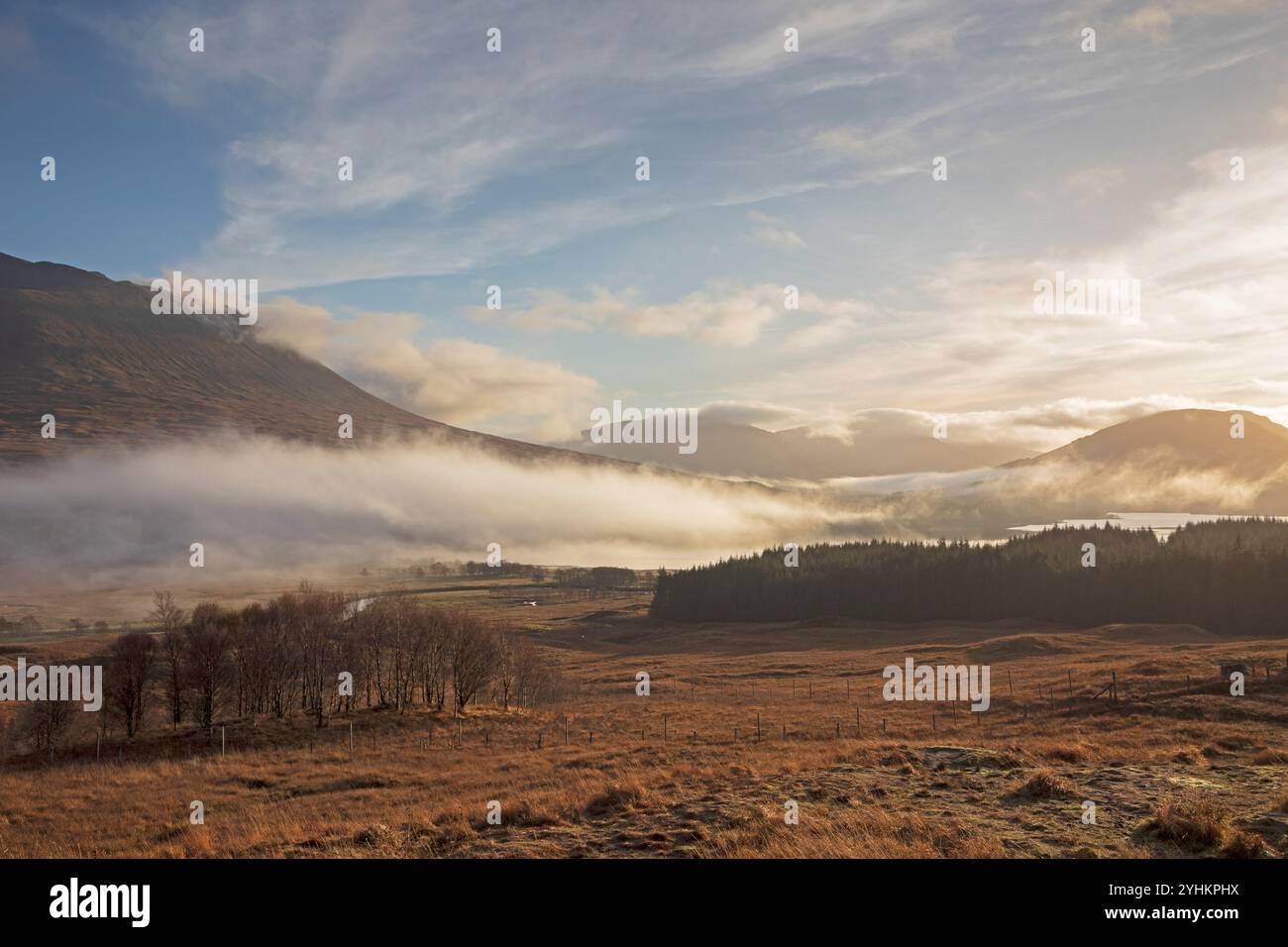 Lochaber, Scottish Highlands, Schottland. 12. November 2024. Niedrige Wolken auf den Bergen am Rannoch Moor und eine halbe Meile entlang der Straße eine Inversion über Loch Tulla. Temperatur 7 Grad Celsius am Nachmittag nach einem kühlen Start bei etwa 1 Grad Celsius. Quelle: Archwhite/Alamy Live News. Stockfoto