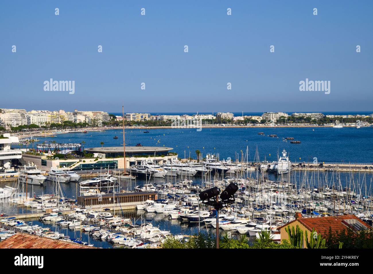 Cannes, Frankreich, 14. Juli 2018. Panoramablick auf den alten Hafen, die Küste, das Meer und La Croisette. Quelle: Vuk Valcic / Alamy Stockfoto