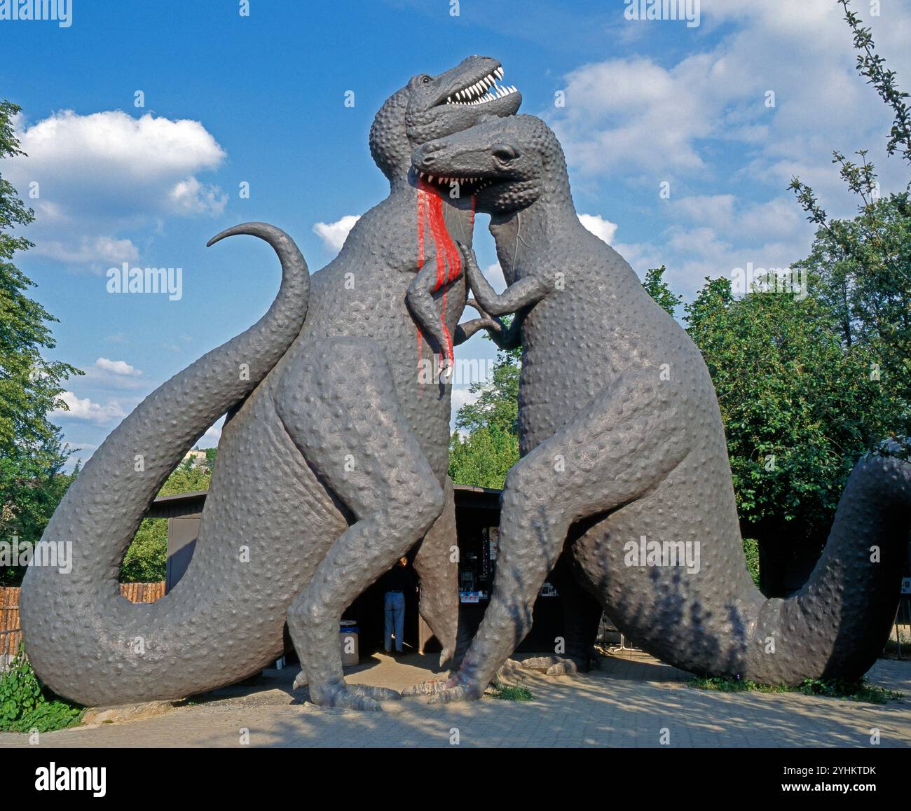 Zwei kaempfende Tarbosaurier, Raubsaurier der Juengeren Kreidezeit vor 70 Millionen Jahren, im Sauriergarten Franz Gruss in Großwelka, Oberlausitz. Raubsaurier *** zwei kämpfende Tarbosaurier, Raubsaurier der Spätkreidezeit vor 70 Millionen Jahren, im Franz Gruss Dinosauriergarten in Großwelka, Oberlausitzer Raubsaurier Stockfoto