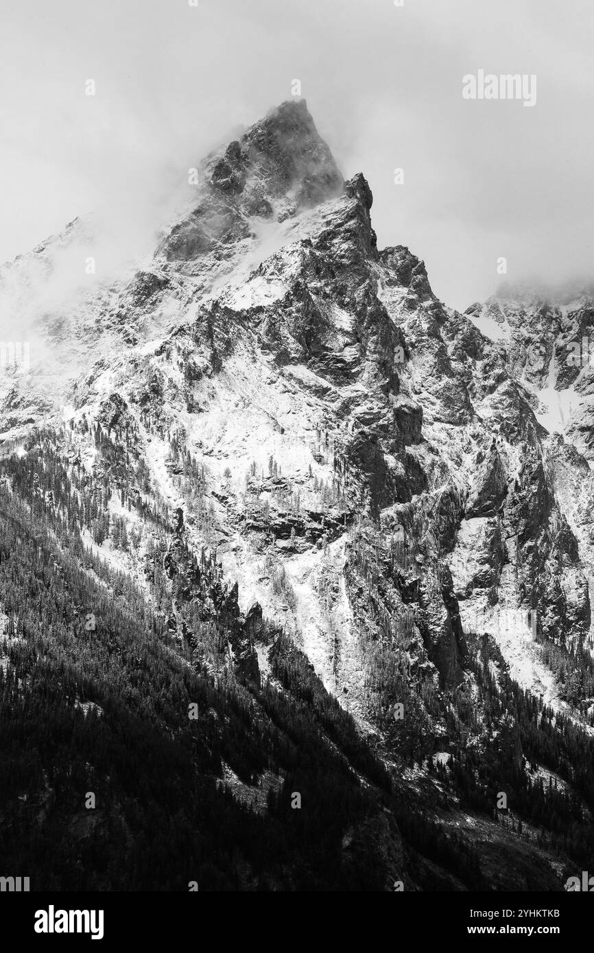 Der Grand Teton und der Mount Owen steigen in die sich löschenden Sturmwolken auf. Grand Teton National Park, Wyoming Stockfoto