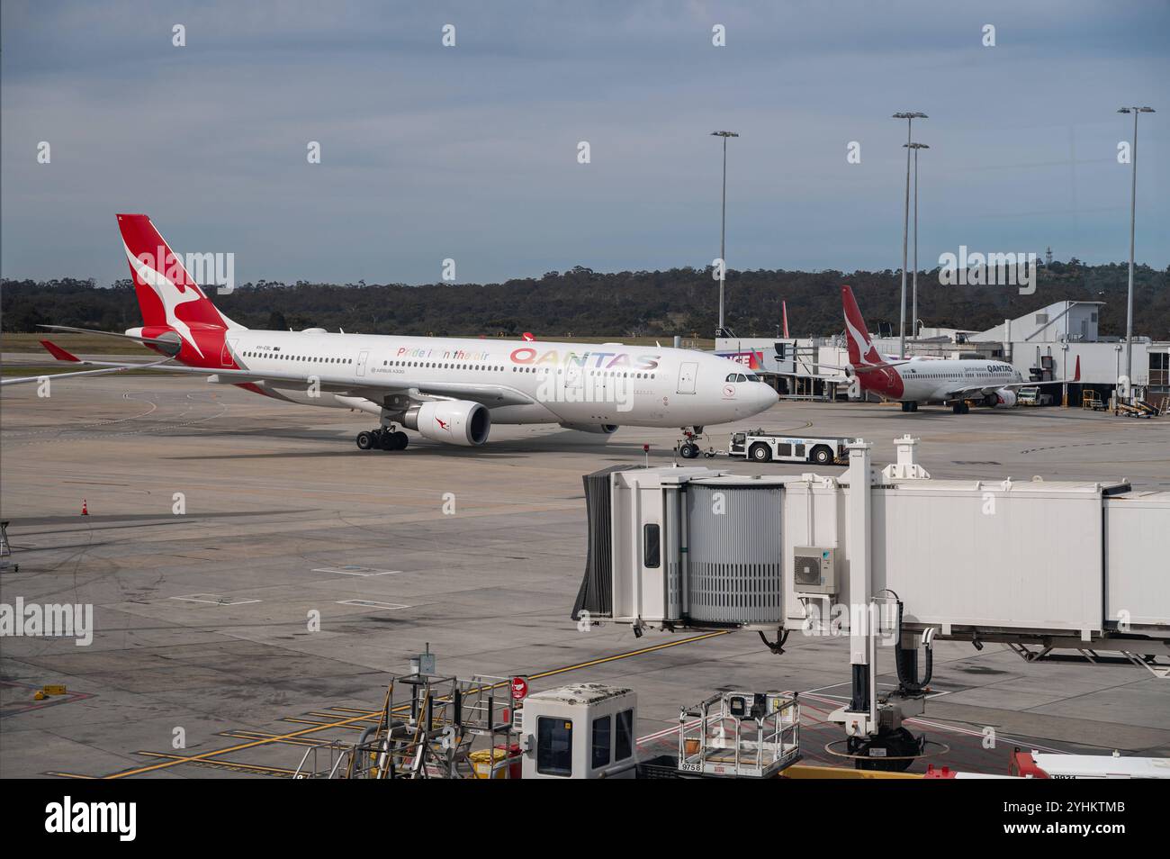 02.11.2024, Melbourne, Victoria, Australien - ein Airbus A330-200 Passagierflugzeug der australischen Fluggesellschaft Qantas Airways mit der Registrierung VH-EBL und dem Sonderschriftzug Pride is in the Air auf dem Vorfeld des internationalen Flughafens Melbourne Tullamarine. Qantas ist Mitglied der oneworld Airline-Allianz. *** 02 11 2024, Melbourne, Victoria, Australien ein Airbus A330 200 Passagierflugzeug der australischen Fluggesellschaft Qantas Airways mit der Registrierung VH EBL und der Sonderschrift Pride ist in der Luft auf dem Vorfeld des Melbourne Tullamarine International Airport Qantas ist A Stockfoto