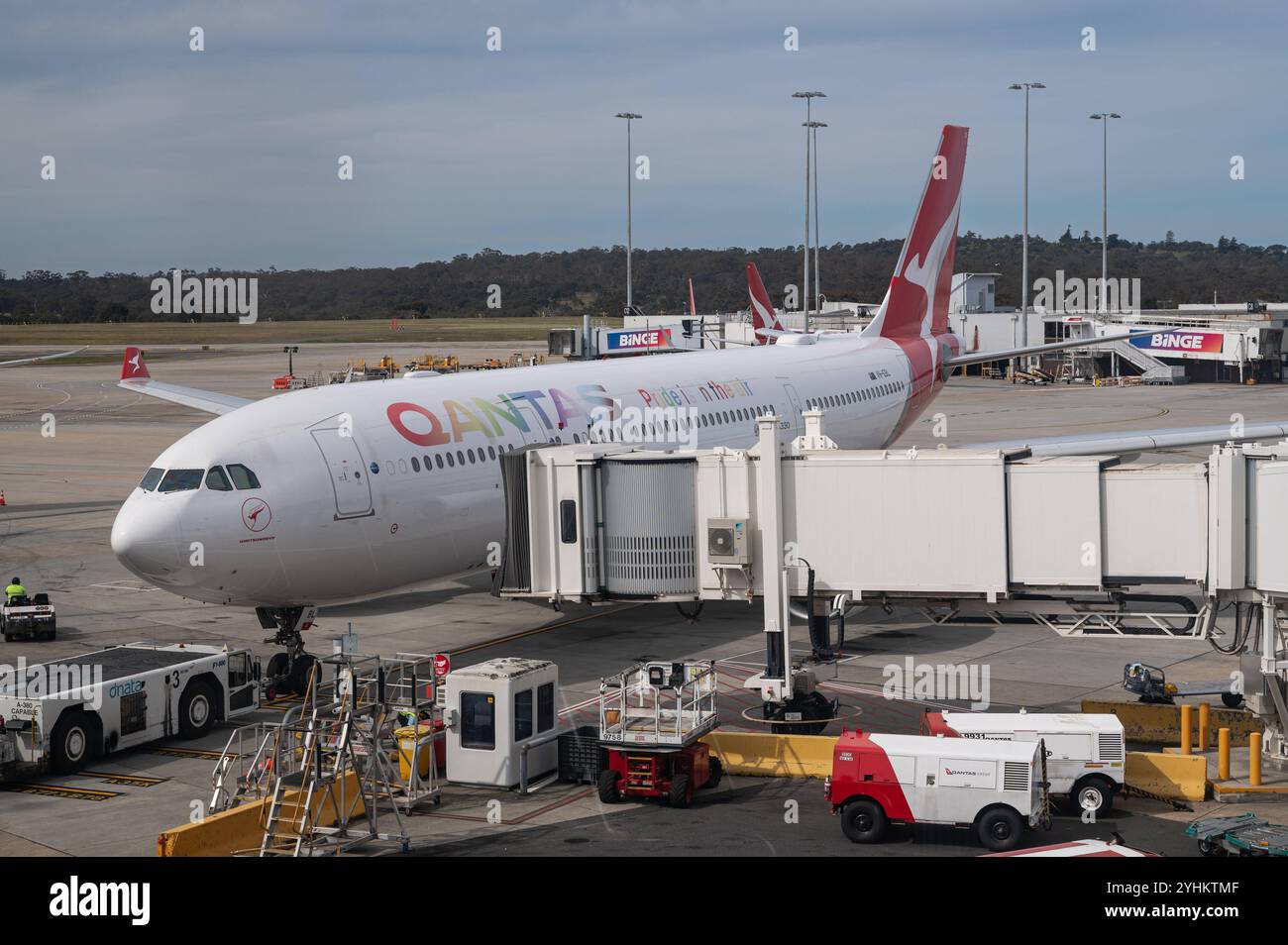 02.11.2024, Melbourne, Victoria, Australien - ein Airbus A330-200 Passagierflugzeug der australischen Fluggesellschaft Qantas Airways mit der Registrierung VH-EBL und dem Sonderschriftzug Pride befindet sich im Flugparkt an einem Gate auf dem Vorfeld des internationalen Flughafens Melbourne Tullamarine. Qantas ist Mitglied der oneworld Airline-Allianz. *** 02 11 2024, Melbourne, Victoria, Australien ein Passagierflugzeug des Typs Airbus A330 200 der australischen Fluggesellschaft Qantas Airways mit der Zulassung VH EBL und der Sonderschrift Pride is in the Air parkt an einem Gate auf dem Vorfeld von Melbourne Tullam Stockfoto