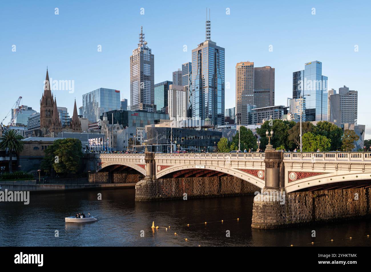 01.11.2024, Melbourne, Victoria, Australien - Blick vom Ufer des Yarra River in Southbank in Richtung Melbourne CBD Geschaeftszentrum mit seinen modernen Wolkenkratzern und der Princes Bridge im Vordergrund. *** 01 11 2024, Melbourne, Victoria, Australien Blick vom Ufer des Yarra River in Southbank in Richtung Melbourne CBD Business Center mit seinen modernen Wolkenkratzern und der Princes Bridge im Vordergrund Stockfoto