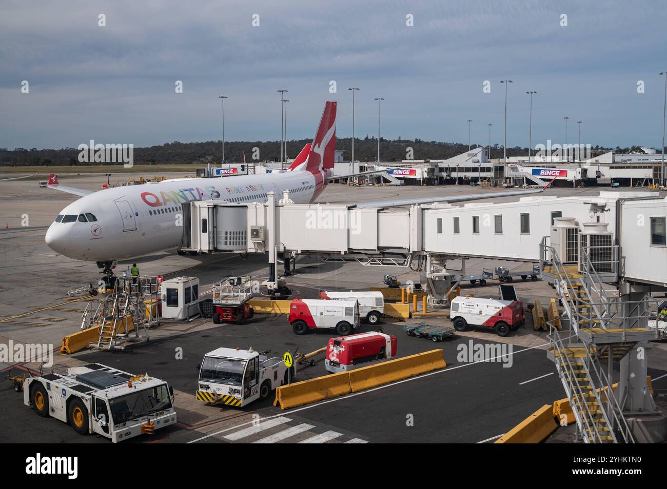 02.11.2024, Melbourne, Victoria, Australien - ein Airbus A330-200 Passagierflugzeug der australischen Fluggesellschaft Qantas Airways mit der Registrierung VH-EBL und dem Sonderschriftzug Pride befindet sich im Flugparkt an einem Gate auf dem Vorfeld des internationalen Flughafens Melbourne Tullamarine. Qantas ist Mitglied der oneworld Airline-Allianz. *** 02 11 2024, Melbourne, Victoria, Australien ein Passagierflugzeug des Typs Airbus A330 200 der australischen Fluggesellschaft Qantas Airways mit der Zulassung VH EBL und der Sonderschrift Pride is in the Air parkt an einem Gate auf dem Vorfeld von Melbourne Tullam Stockfoto