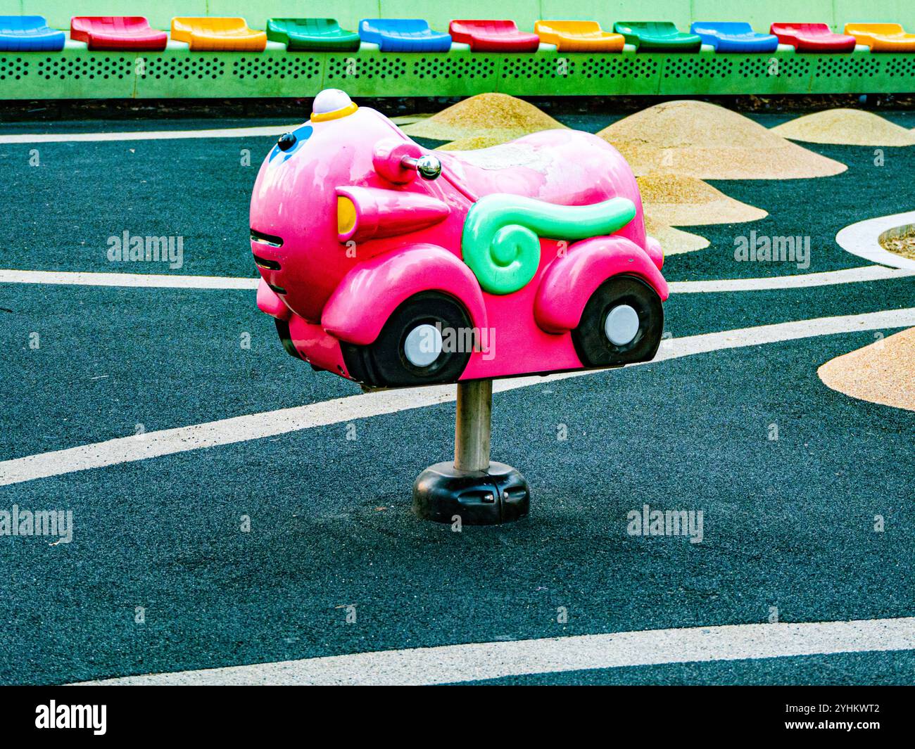 Farbenfroher Spielplatz mit rosafarbenem Spielzeugauto Stockfoto