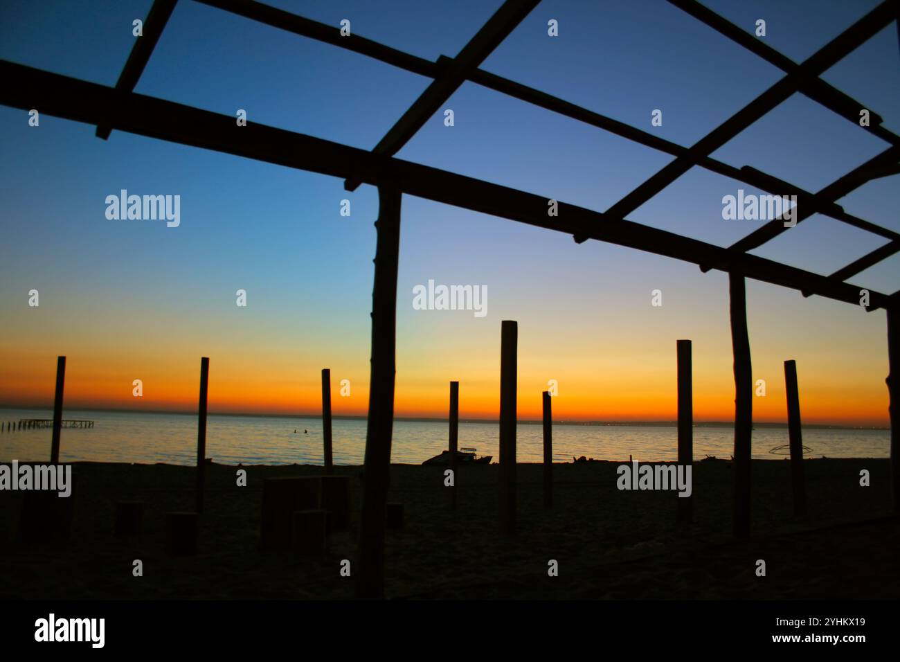 Abendliche Küstenlandschaft mit ruinösem Gebäude Stockfoto