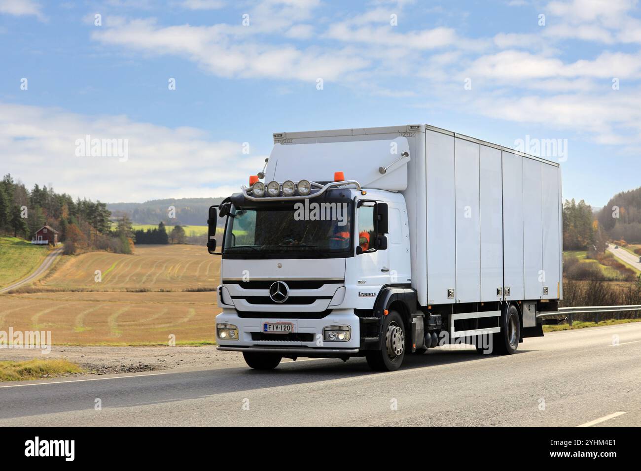 Der weiße Mercedes-Benz Kastenwagen transportiert an einem schönen Herbsttag Güter auf der Autobahn. Kopierbereich. Salo, Finnland. Oktober 2024. Stockfoto