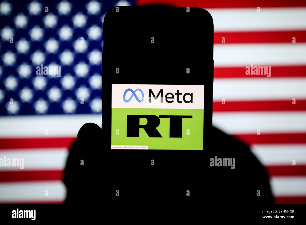Gaziantep, Turkiye. 17. September 2024. Das RT-Logo auf einem Smartphone mit der amerikanischen Flagge im Hintergrund. Meta hat am Montag ein Verbot für RT und die Sputnik Nachrichtenagentur Rossiya Segodnya angekündigt, ihre Apps weltweit zu vertreiben. Das Social-Media-Unternehmen hat das Verbot auf der Grundlage von „ausländischen Eingriffen“ gerechtfertigt. Dieser Schritt folgt den jüngsten Vorwürfen der USA gegen RT, die Politik in westlichen Ländern zu beeinflussen, und der Ankündigung von Sanktionen gegen die russischen staatlichen Medien Stockfoto