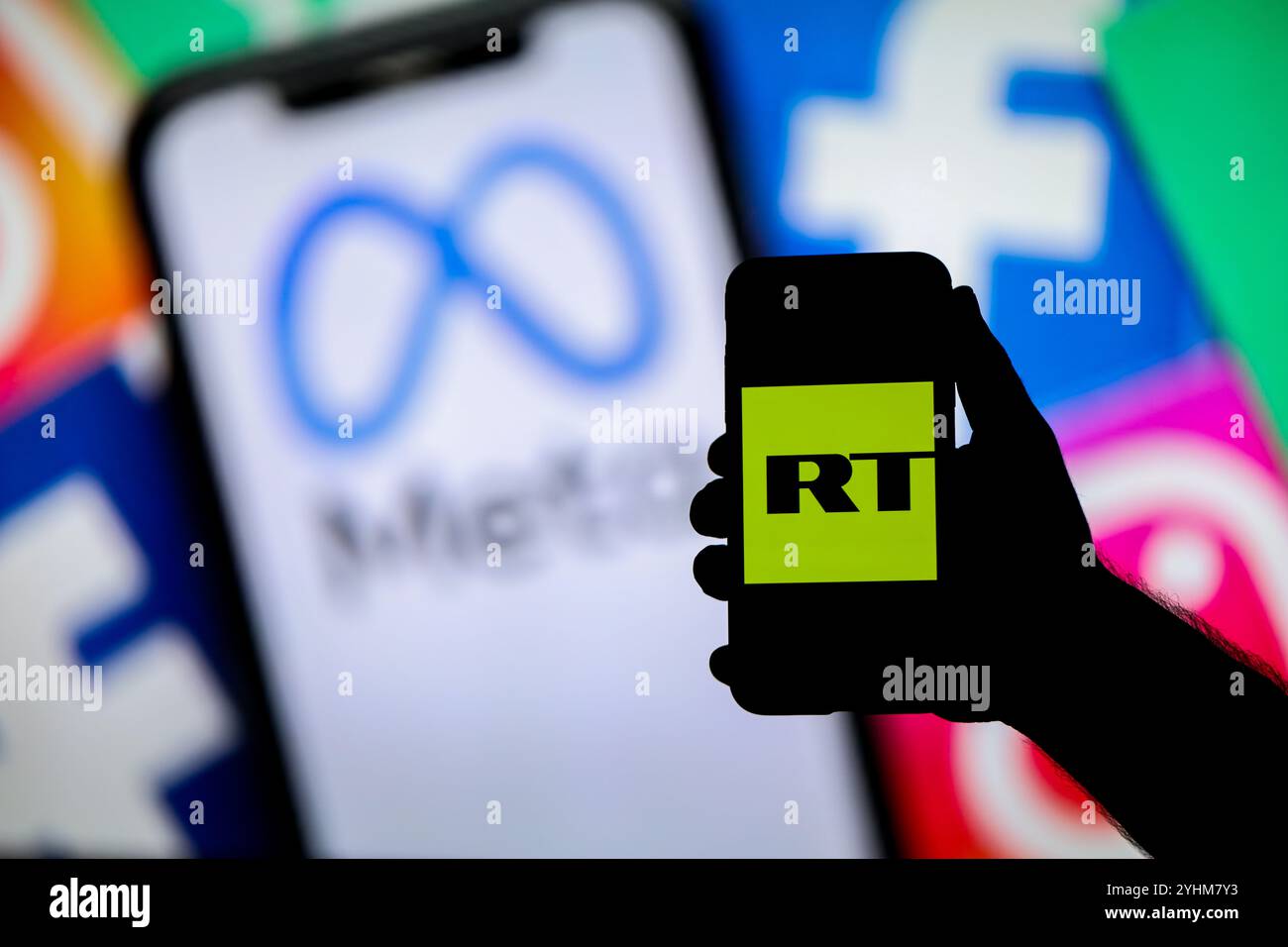 Gaziantep, Turkiye. 17. September 2024. Das RT-Logo auf einem Smartphone mit der amerikanischen Flagge im Hintergrund. Meta hat am Montag ein Verbot für RT und die Sputnik Nachrichtenagentur Rossiya Segodnya angekündigt, ihre Apps weltweit zu vertreiben. Das Social-Media-Unternehmen hat das Verbot auf der Grundlage von „ausländischen Eingriffen“ gerechtfertigt. Dieser Schritt folgt den jüngsten Vorwürfen der USA gegen RT, die Politik in westlichen Ländern zu beeinflussen, und der Ankündigung von Sanktionen gegen die russischen staatlichen Medien Stockfoto