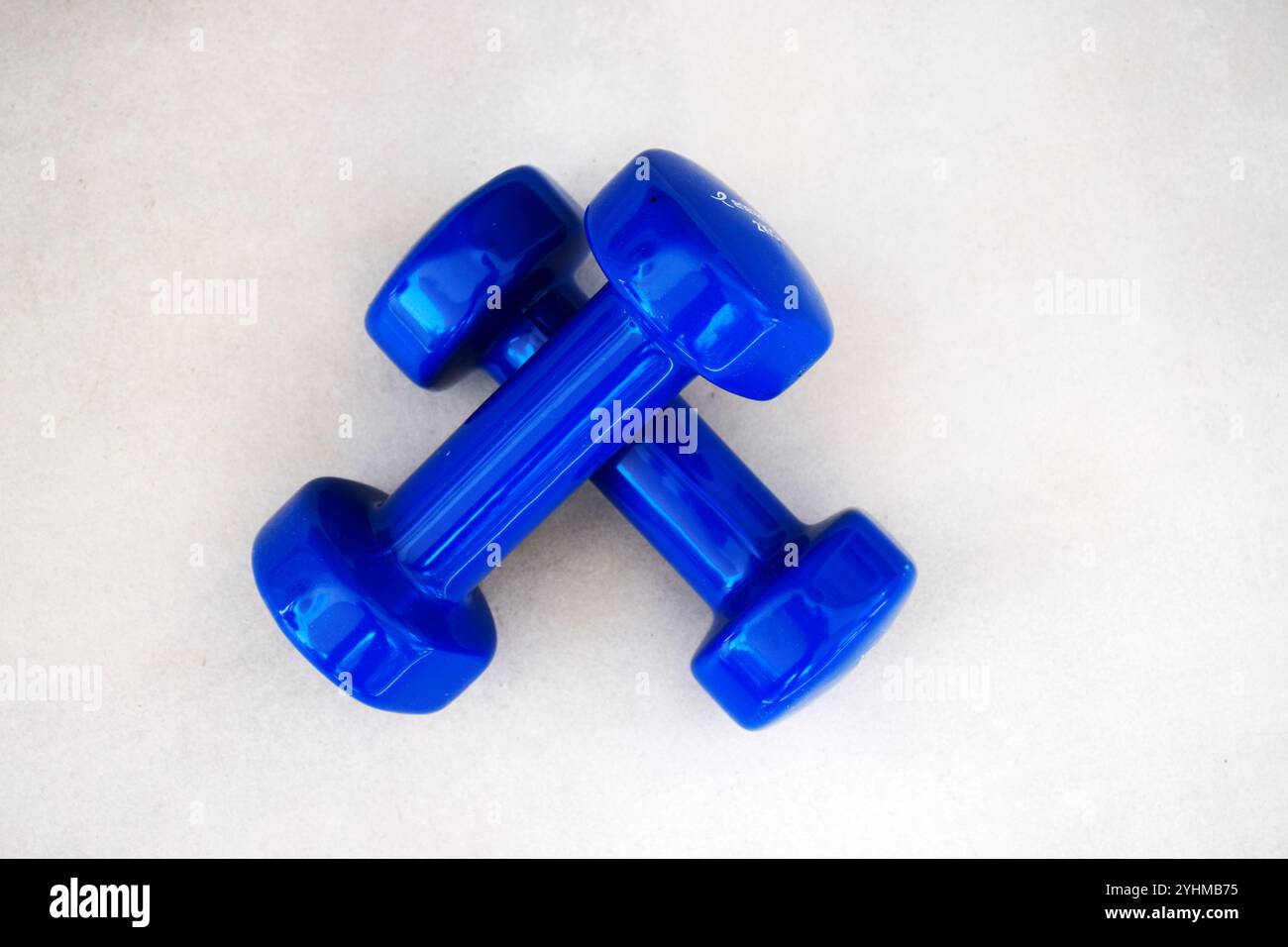 Wellness und Fitness mit 2 kg Gewichten, Kurzhanteln und Krafttraining für einen gesünderen, aktiven Lebensstil auf weißem Hintergrund Stockfoto