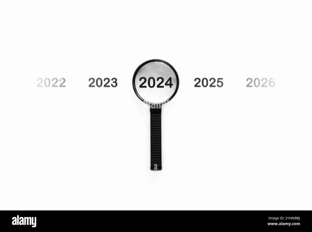 Lupe mit Fokus auf das Jahr 2024 im Neugeschäft von Happy New Year und Frohe Christmas Konzept. Stockfoto