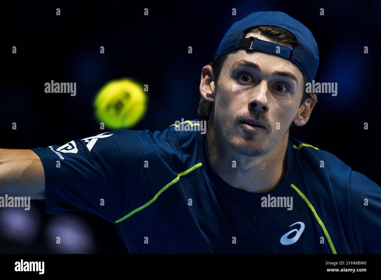 Turin, Italien. 12. November 2024. Alex de Minaur aus Australien beobachtet den Ball während seines Runden-robin-Einzelspiels gegen Daniil Medwedew aus Russland am dritten Tag des Nitto ATP Finals. Daniil Medwedew gewann das Spiel mit 6:2, 6:4. Quelle: Nicolò Campo/Alamy Live News Stockfoto