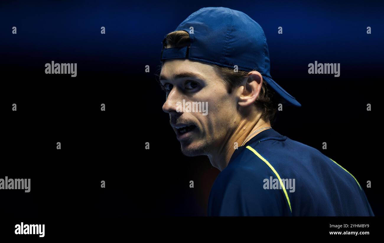 Turin, Italien. 12. November 2024. Alex de Minaur aus Australien sieht sich während seines Runden-robin-Singles-Spiels gegen Daniil Medwedew aus Russland am dritten Tag des Nitto ATP Finals an. Daniil Medwedew gewann das Spiel mit 6:2, 6:4. Quelle: Nicolò Campo/Alamy Live News Stockfoto