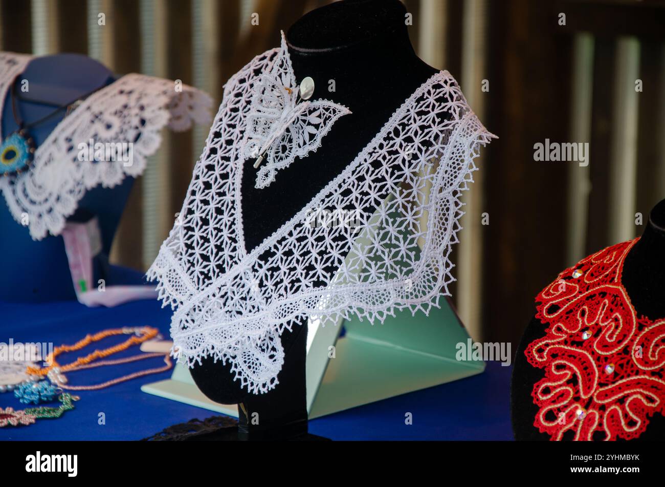 Strickwaren und Spitzenartikel von Damenbekleidung Stockfoto