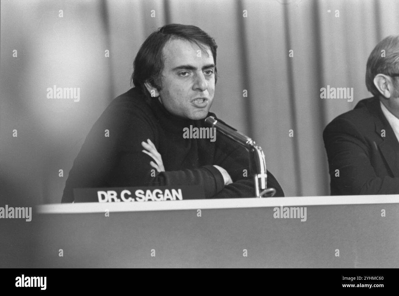 SILICON VALLEY, KALIFORNIEN, USA - ca. 1973 - 1974 - Dr. Carl Sagan bei einer Pressekonferenz im Ames Research Center in Silicon Valley, Kalifornien, USA, Stockfoto