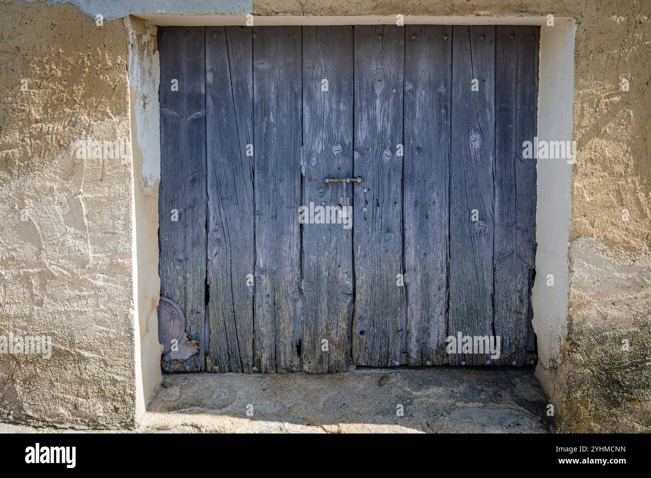 Altes Türdetail in Montolieu, Departement Aude, Okzitanien, Frankreich Stockfoto