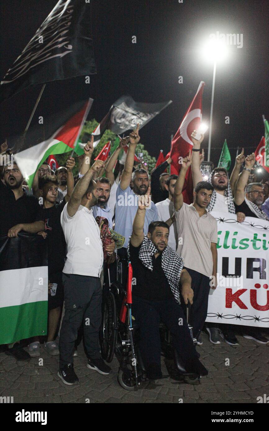 Gaziantep, Turkiye. August 2024. Tausende Demonstranten gehen auf die Straßen der südtürkischen Stadt Gaziantep, um gegen die jüngste Ermordung des Hamas-Führers Ismail Haniyeh zu protestieren. Die Demonstranten trugen türkische Fahnen neben palästinensischen Fahnen, zusätzlich zu Bildern von Ismail Haniyeh. Seit der Ermordung des Hamas-Führers in der iranischen Hauptstadt am Mittwoch, dem 31. Juli, haben in ganz Turkije mehrere Proteste stattgefunden Stockfoto