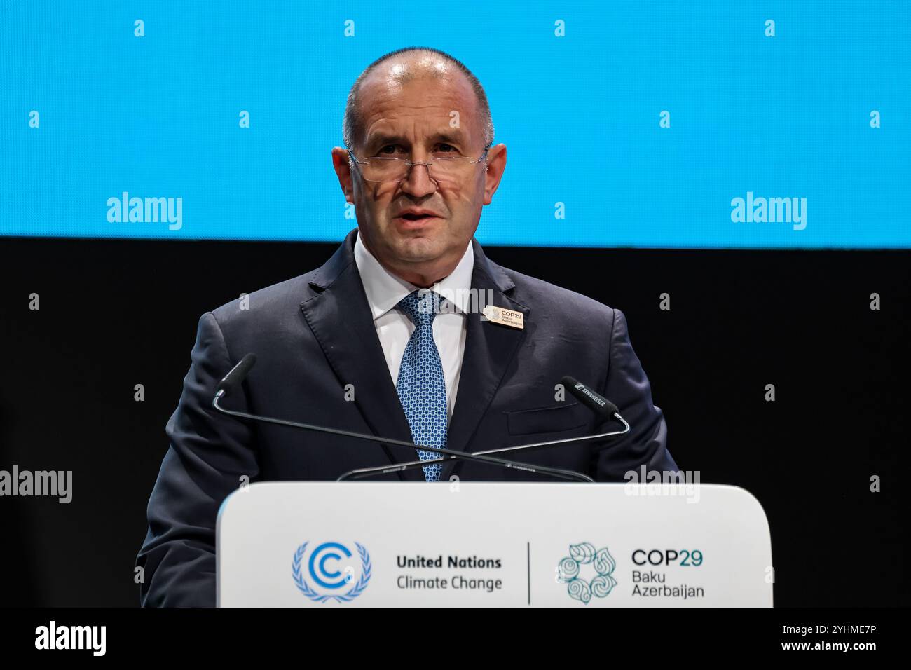 Baku, Aserbaidschan, 12. November 2024. Rumen Radev, Präsident Bulgariens, spricht während des ersten Teils des hochrangigen Segments der Klimakonferenz der Vereinten Nationen im Plenarsaal von Nizami während der COP29, einer Veranstaltung des UNFCCC im Olympiastadion von Baku. Die COP29, die ab November 11-22 läuft, konzentriert sich auf die Ermittlung von CO2-Ausgleichsmaßnahmen für saubere Energie. Quelle: Dominika Zarzycka/Alamy Live News Stockfoto