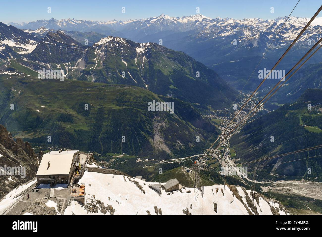 Blick von Punta Helbronner (3466 m) auf den Skyway Monte Bianco, mit der Rifugio Torino (3375 m) und Courmayeur im Hintergrund, Aostatal, Italien Stockfoto