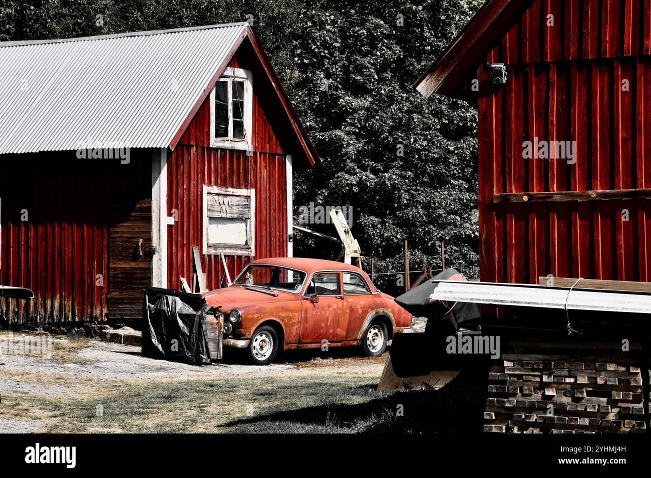 Klassisches schwedisches Rotes Haus und passendes Auto dazu Stockfoto