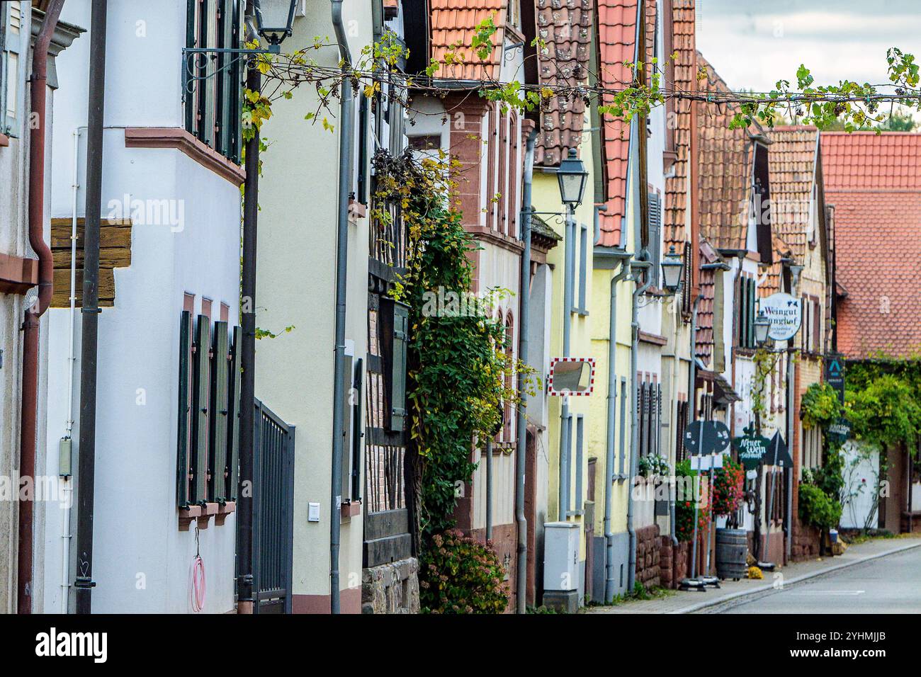 Straße mit traditionellen Fachwerkhäusern im Dorf Heuchelheim (Rheinland-Pfalz), Süddeutschland. Stockfoto