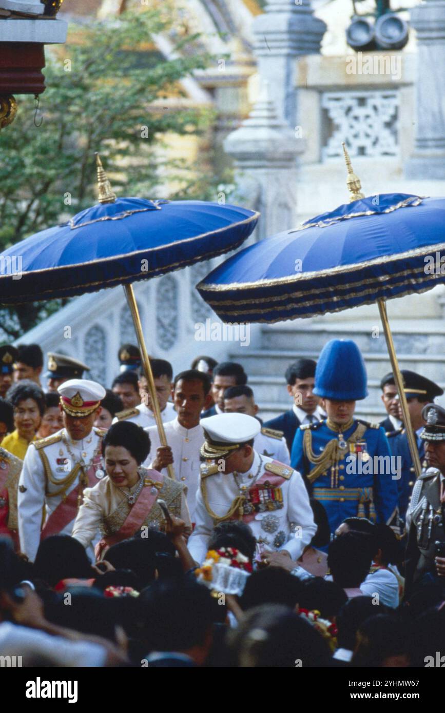 Dicembre 1987 Archivio Storico Olycom/Lapresse Regina Sirikit (Bangkok, 12 agosto 1932), è la regina madre della Thailandia, madre del sovrano in carica Vajiralongkorn. È stata la regina consorte del Defunto re Bhumibol Adulyadej, nono re della dinastia Chakri. Conobbe il marito in Europa, Dove il padre di lei Era ambasciatore di Thailandia. SI sposarono a Bangkok nel 1950, poco prima dell'incoronazione di Bhumibol, e hanno avuto tre figlie e un figlio. Nel 1956 Fu nominata regina reggente. Nella Foto: Regina Sirikit di Thailandia im Foto: Königin Sirikit von Thailand Stockfoto